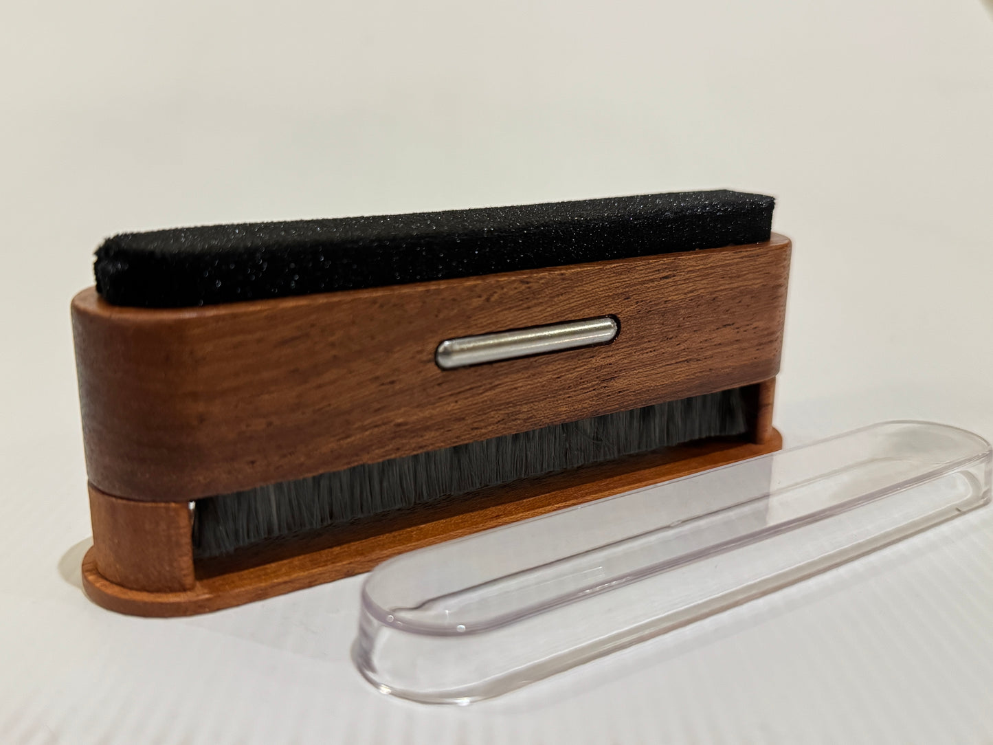 2-in-1 Velvet & Carbon Brush